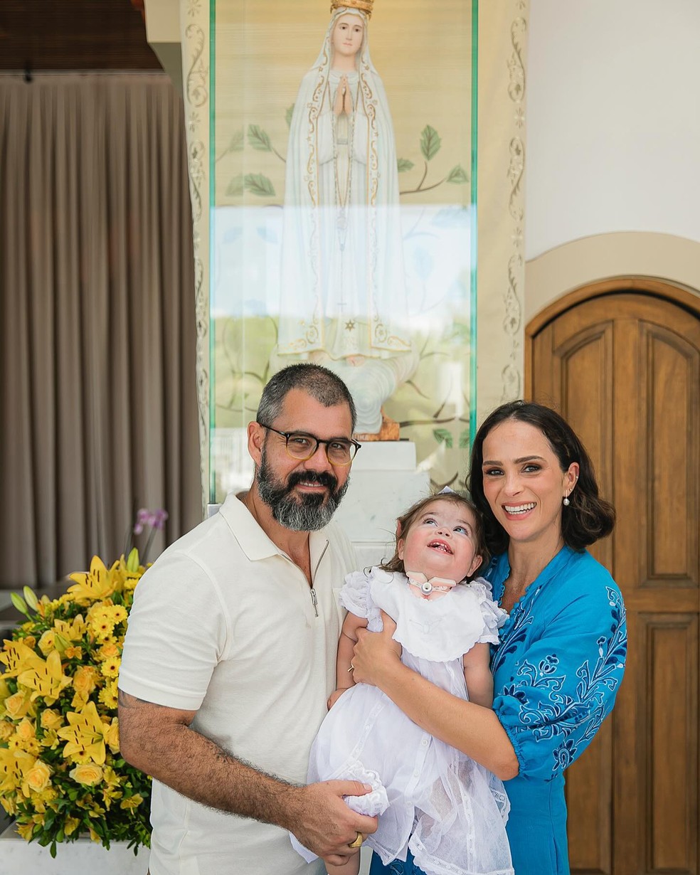 Juliano Cazarré e Letícia Cazarré com a filha, Maria Guilhermina — Foto: Instagram