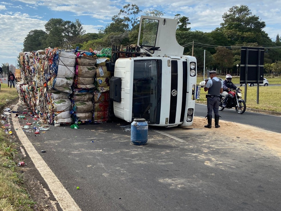 Caminhão com seis toneladas de material tomba em Limeira e causa lentidão  no trânsito | Piracicaba e Região | G1