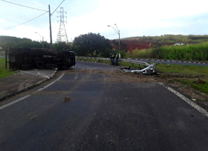 Caminhão tomba e mata motorista na alça de acesso à Dom Pedro em Campinas