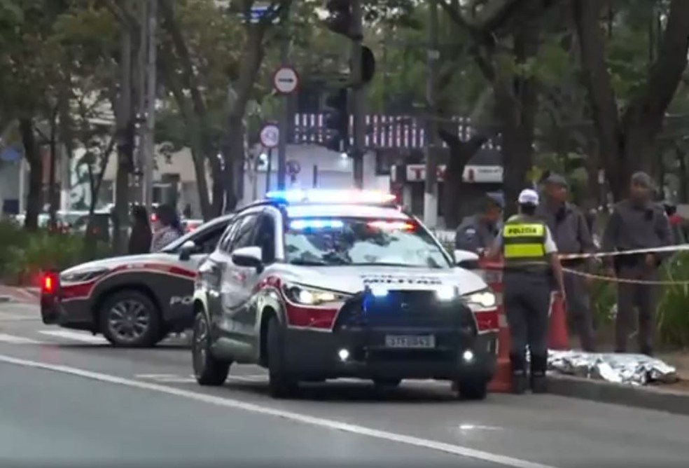 Mulher morre após ser atropelada por carro em avenida da Zona Sul de São Paulo — Foto: Ana Coutinho/TV Globo